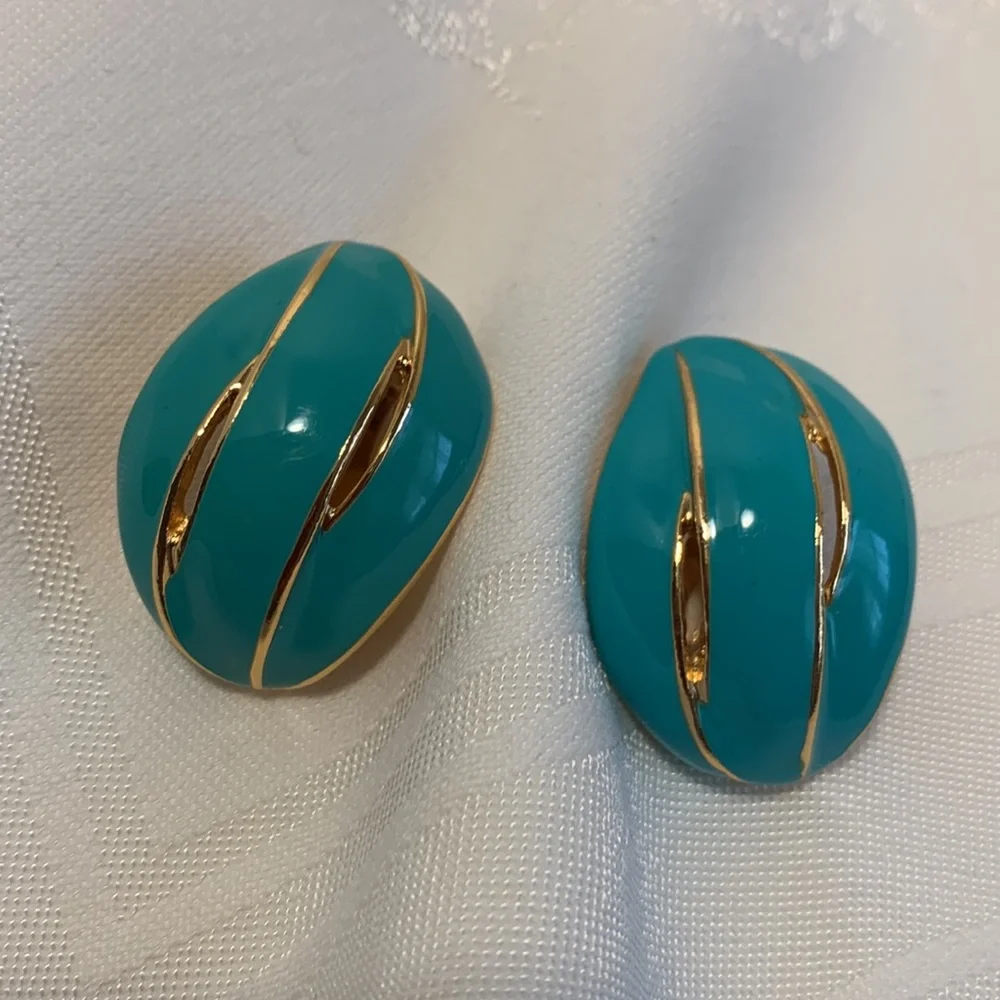 AVON Clip Earrings Enamel Turquoise Teal Gold Tone Swirl 1 1/2” Wavy Beachy EUC